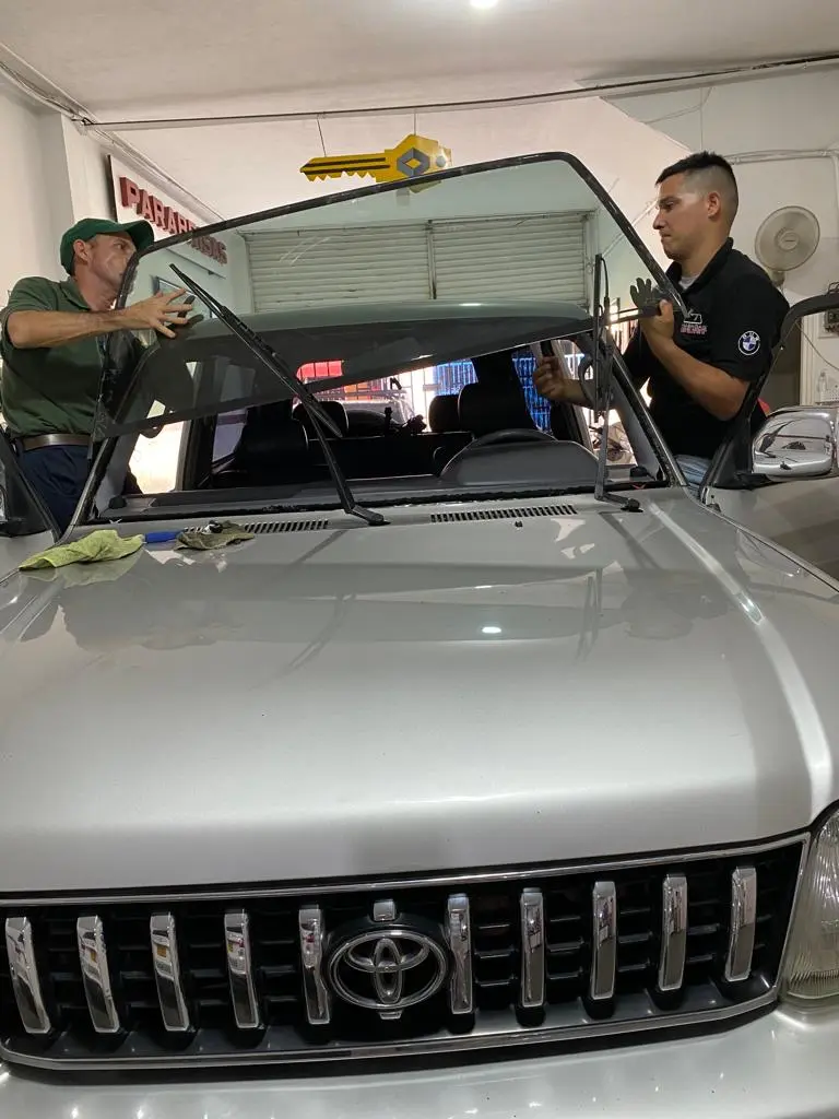Instalación de parabrisas en Carvidrios Cali